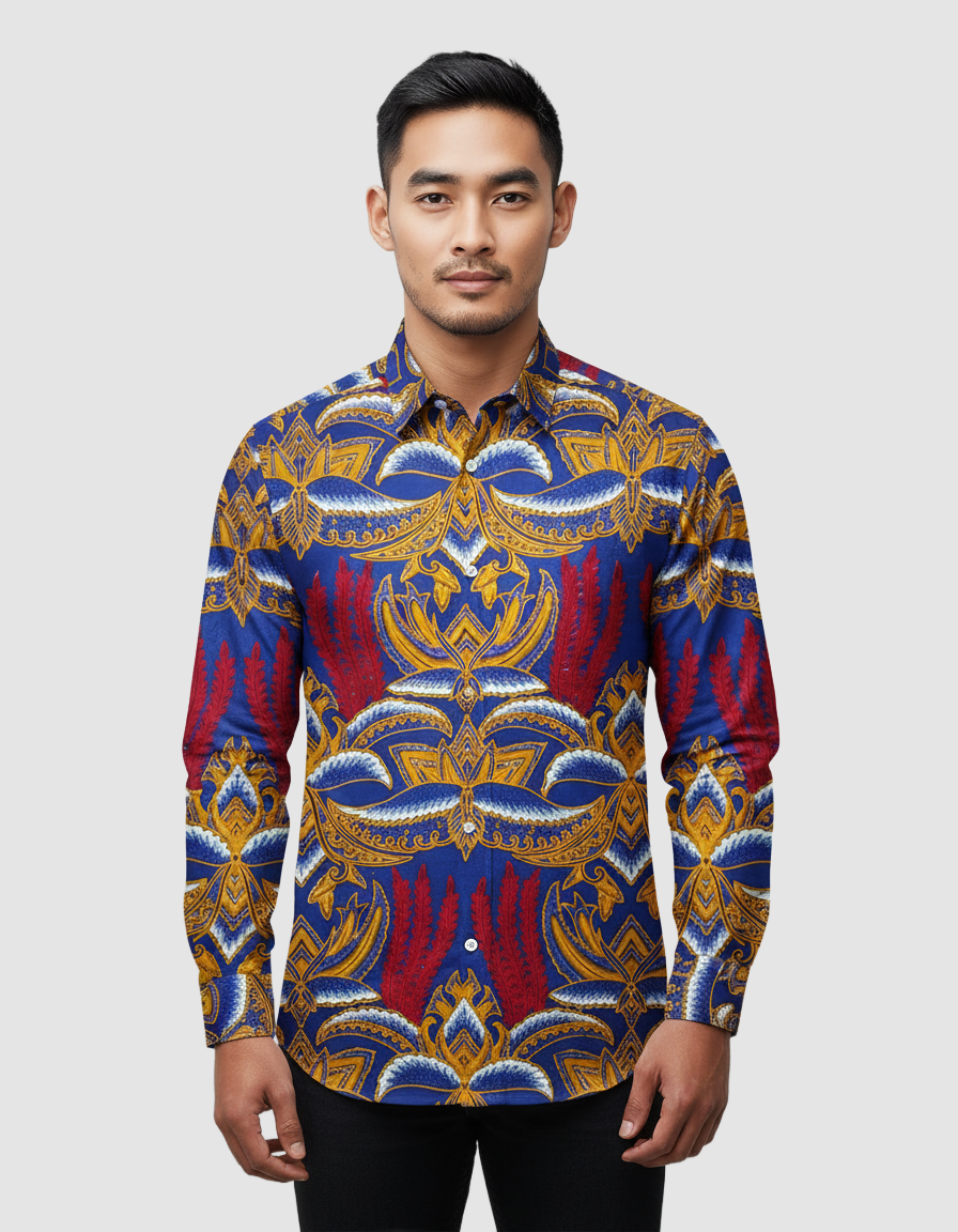 Pola kemeja batik tulis motif Agni Birawa, perpaduan api merah dan sayap emas di atas dasar biru royal yang megah.