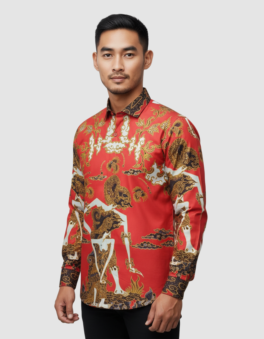 Pola kemeja batik tulis motif Punakawan Merah menyala, menampilkan tokoh wayang dengan detail emas yang kaya.