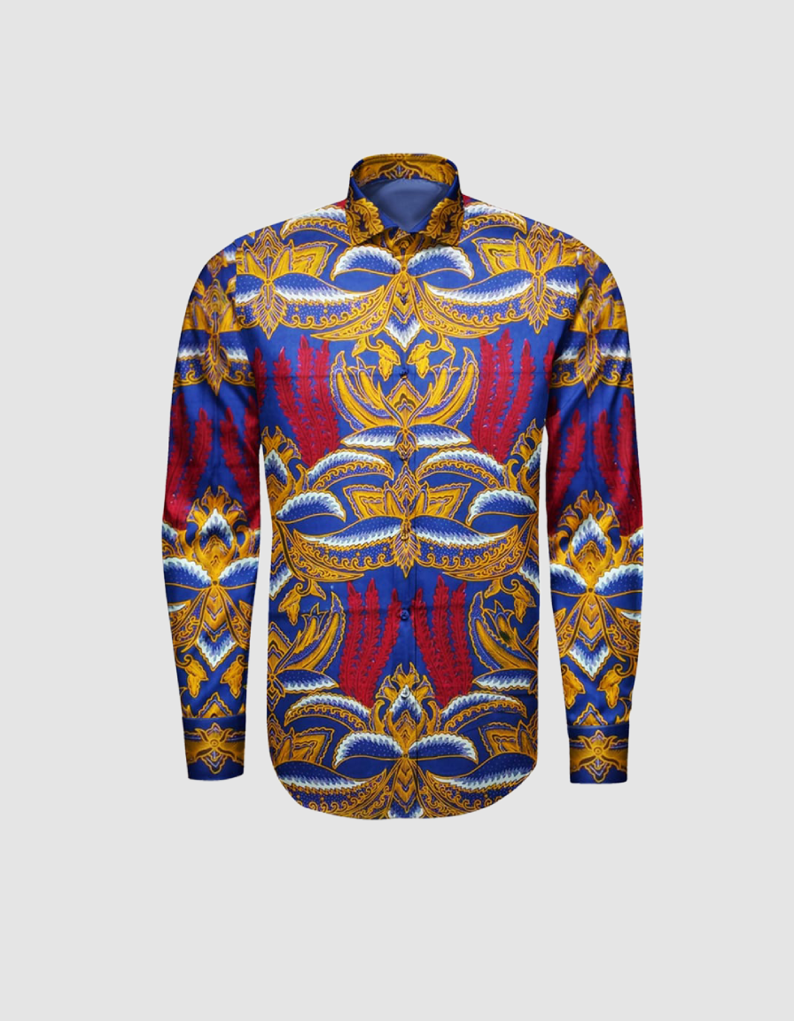 Pola kemeja batik tulis motif Agni Birawa, perpaduan api merah dan sayap emas di atas dasar biru royal yang megah.