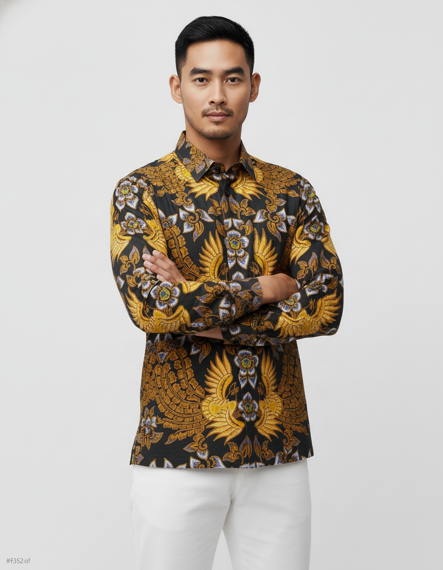 Mockup kemeja batik pria dengan motif Garuda Mirong berwarna emas, melambangkan wibawa dan perlindungan di atas katun primissima.
