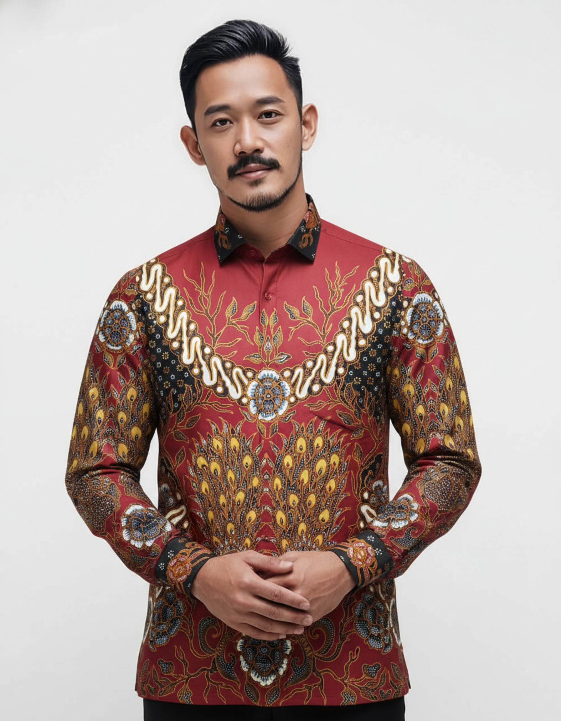 Kemeja batik tulis pria lengan panjang dengan motif sepasang merak berwarna merah saga dan sogan di atas bahan katun premium.