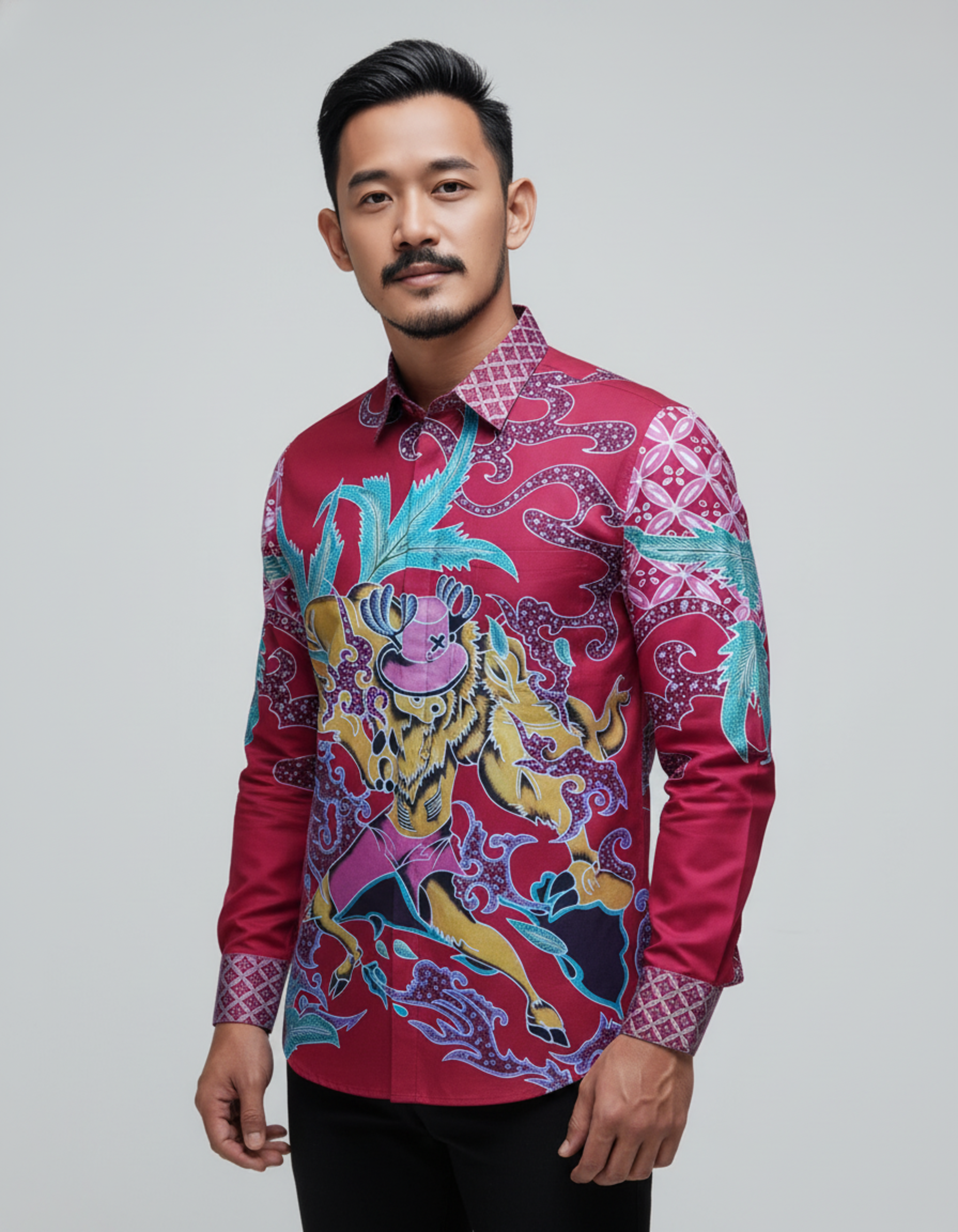 Kain batik pola kemeja motif Singa Bara berwarna merah menyala di atas katun, menampilkan nuansa berani dan artistik.