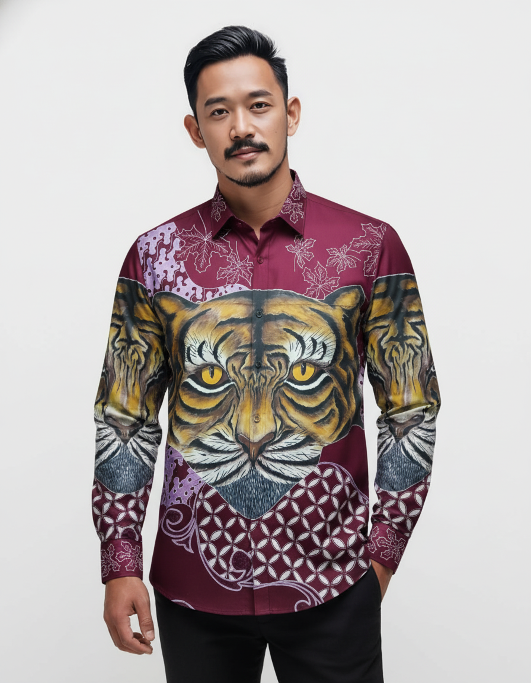 Kemeja batik tulis kontemporer warna merah marun dengan lukisan wajah macan detail di bagian dada dan lengan.