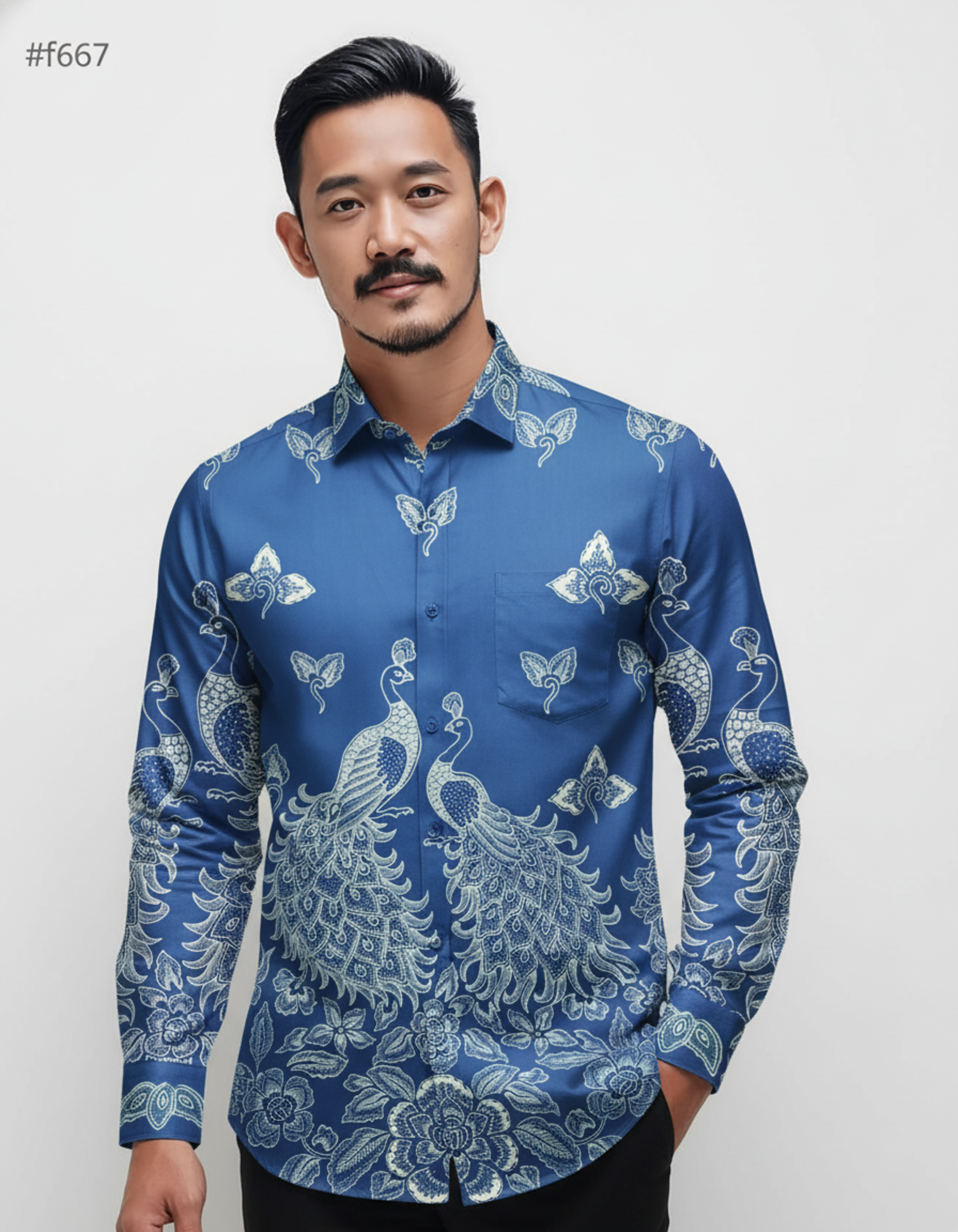Pola kemeja batik tulis motif sepasang merak biru di atas kain katun sutra, memberi nuansa wibawa dan keindahan.
