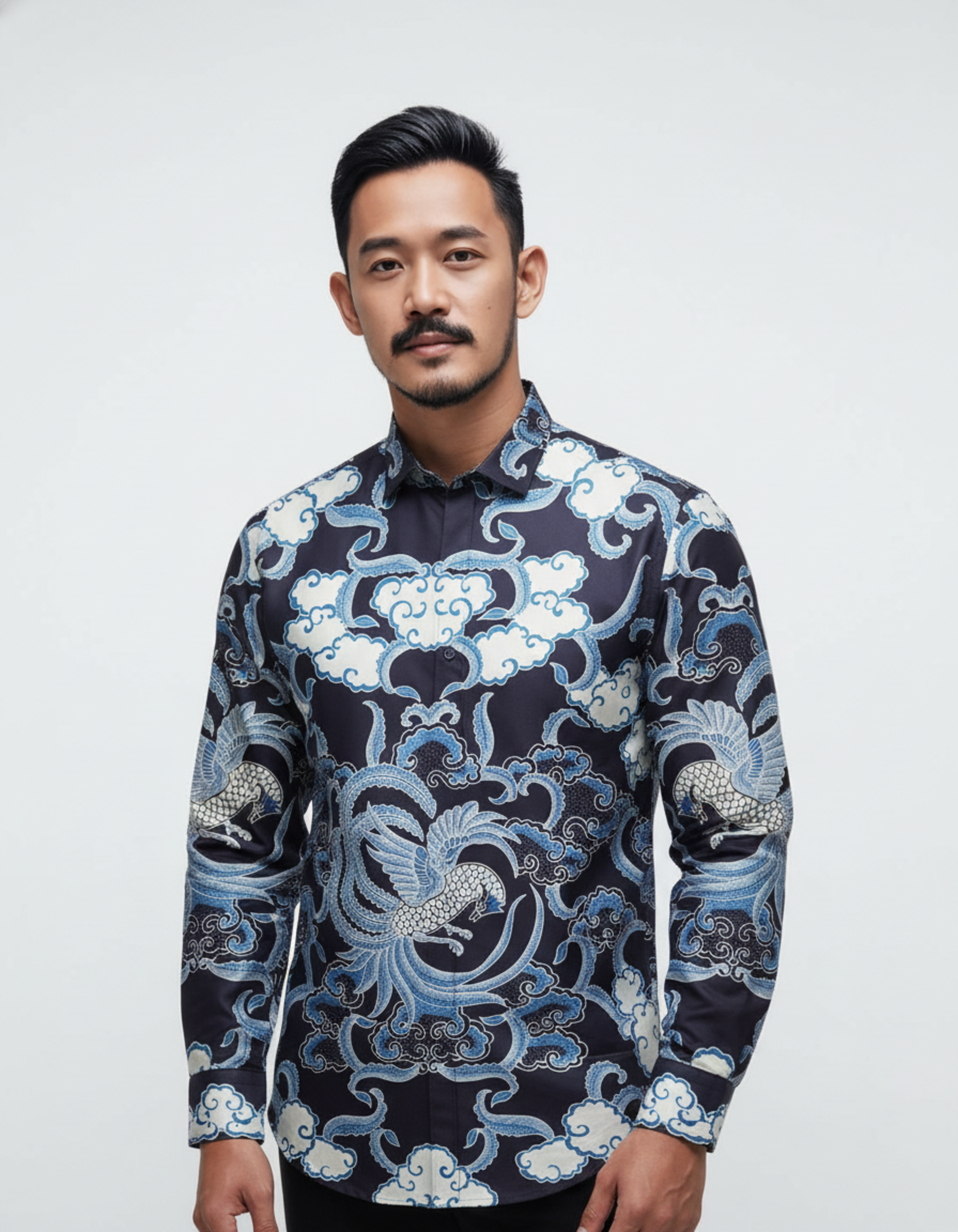 Kemeja batik tulis sutra motif Burung Hong dan Mega Mendung biru, menampilkan kesan agung dan berwibawa.